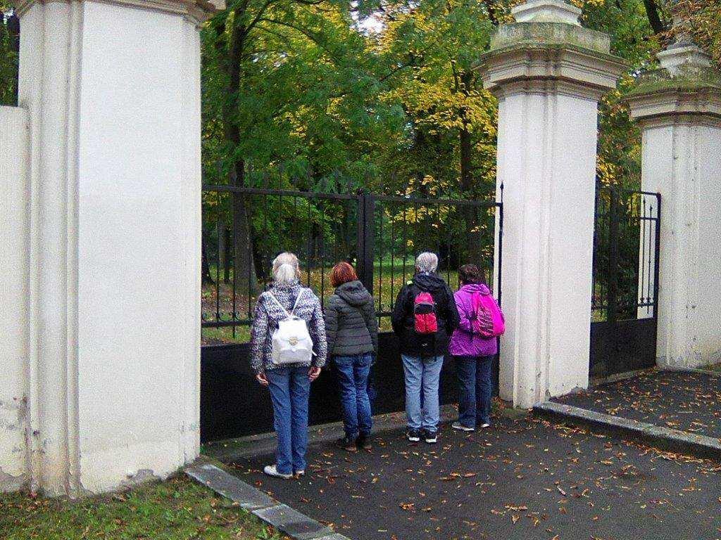 Zprvu nepřemluvitelná ochranka nás na chvíli pustila rozhlédnout po nádvoří a do zámeckého parku jsme nahlédli alespoň přes bránu Na závěr naší dopolední vycházky jsme si stanovili krásné prostředí