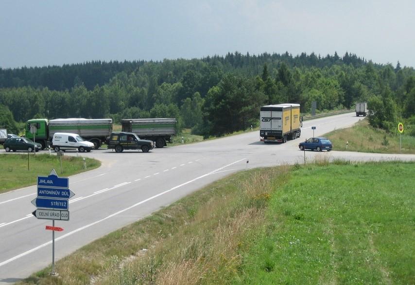 Příklad 6: Průsečná neřízená křižovatka Průsečná křižovatka silnic I/38 a III/3525 se nachází mimo zastavěné území v blízkosti obce Střítež. Úprava přednosti v jízdě je řešena značkou č.