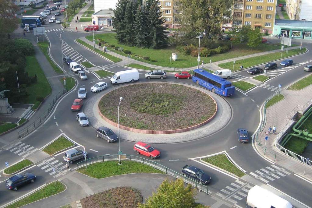 15.4 Okružní křižovatky Příklad 7: Okružní křižovatka s jedním pruhem na okruhu Okružní křižovatka silnic II/210, III/2099 a místní komunikace Rooseveltova se nachází v centru města Sokolov.