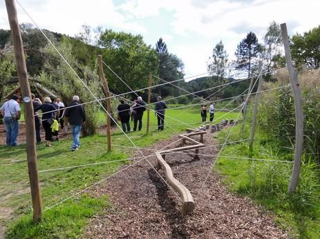 přírodních materiálů jednoduchou formou rozvíjejí