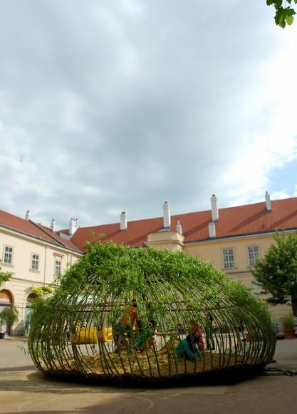 SADOVÉ ÚPRAVY PÁS PODÉL FASÁDY STARÉ BUDOVY Jedná se o drobné výsadby soustředěné obnova stáyajícího trávníku. do souvislejších ploch a 3.11.