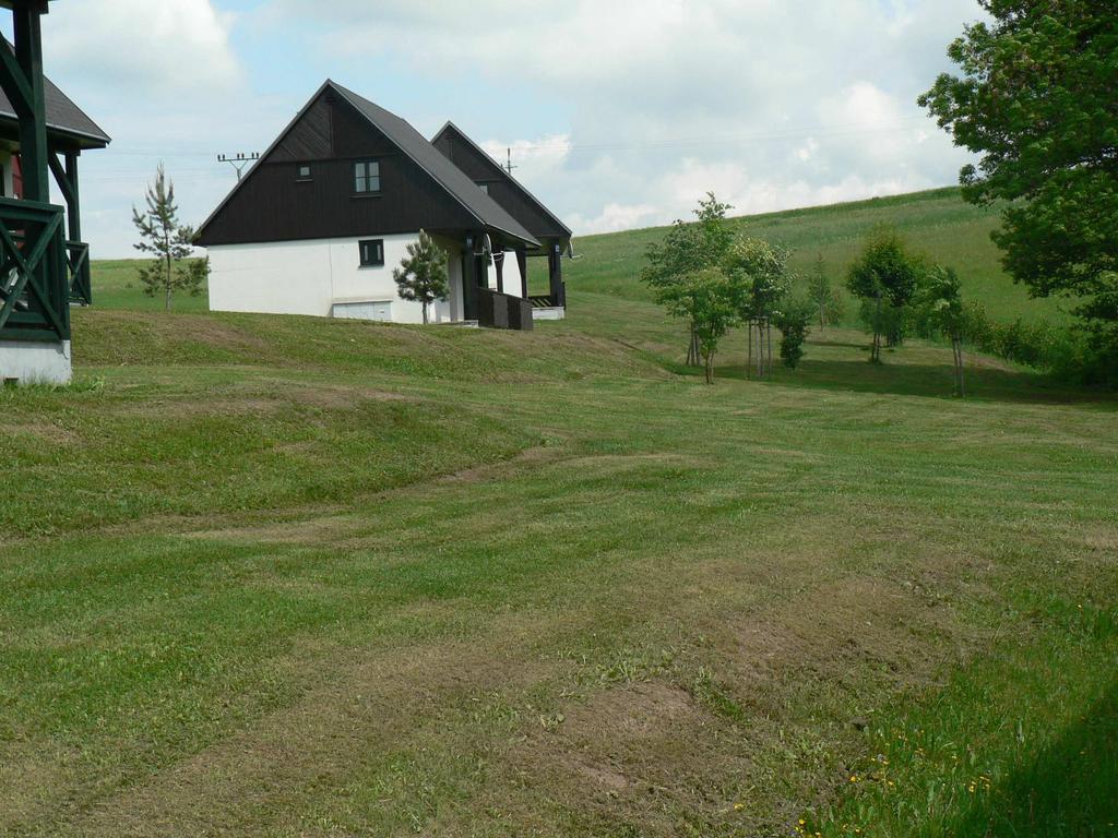 FOTO č. 3: Pohled na sousední výstavbu v areálu Happy Hill. Jedná se o příklad naprosto nevhodné péče o travní porosty v okolí budov. 2.