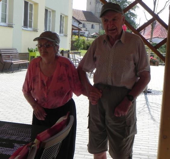 Přišly se podívat i paní Plchová a Zatloukalová, které byly