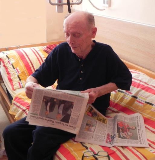 Volný čas Pan Hertel si s přehledem pročítá noviny.