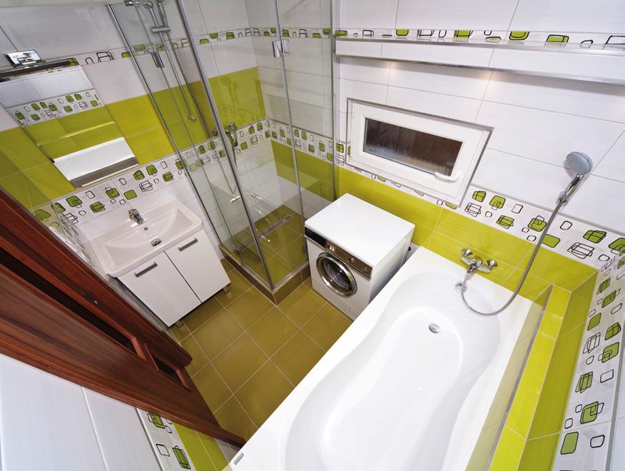 Zadání majitelů bylo tedy jasné, chtěli si dopřát větší prostor v koupelně, kam by se vešla jak vana, tak i sprchový kout, proto se obrátili na společnost Nabastav s požadavkem vyřešit prostor účelně