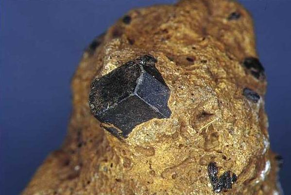 Inosilikáty s jednoduchými řetězci tetraedrů [SiO 3 ] 2- - pyroxeny Přehled pyroxenů: b) Ca-pyroxeny: