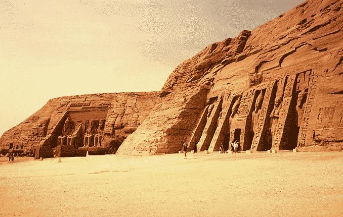 Průčelí chrámu vévodí čtyři sedící, přes 20 metrů vysoké kolosy Ramesse II.