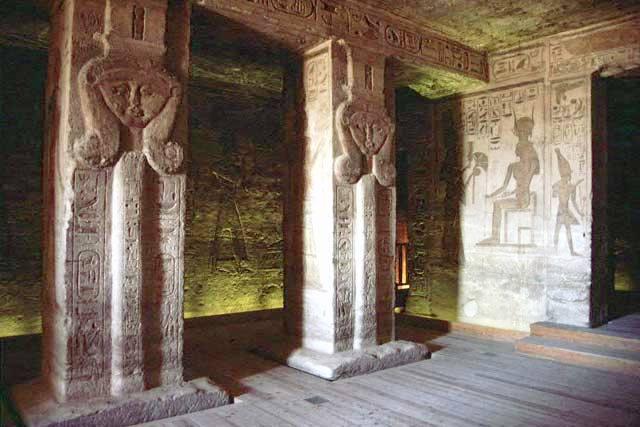 Uvnitř chrámu Nefertari Vnitřek chrámu je rozdělen šesti