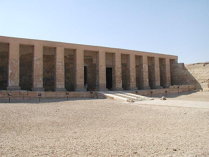 ABYDOS Druhé nádvoří chrámu a portikus Chrám Seti I. v Abydosu (160 km na sever od Luxoru) byl vybudován na počátku vlády 19. dynastie. Je postaven z vápence a po smrti Seti I.