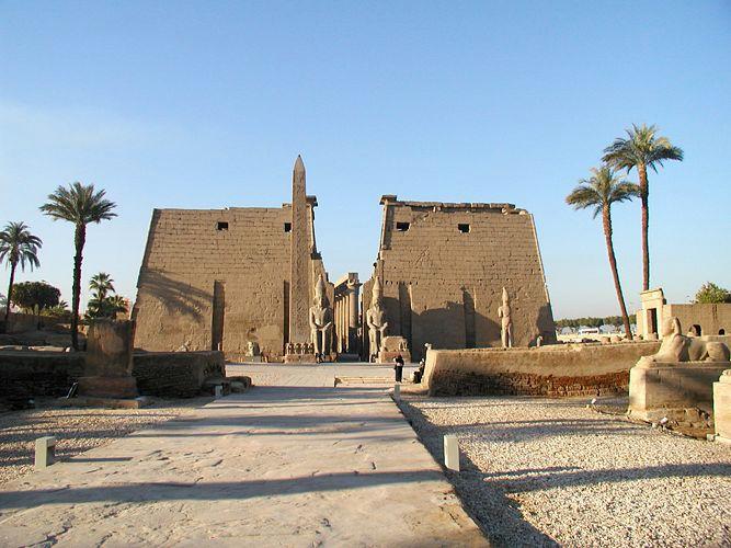 Druhým pylonem (postavený Haremhebem), před nimž stojí kolosální sochy Ramesse II.