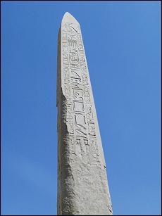 V základech třetího pylonu postaveného Amenhotepem III. byly nalezeny bloky z kaple Senusreta I. Na nádvoří mezi 3. a 4.