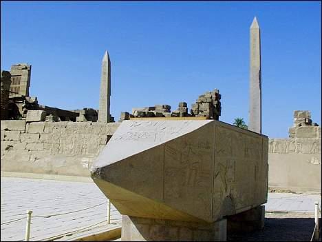 Obelisky vyznačovaly průsečík, kde se protínala posvátná osa chrámu s pozemskou. Mezi 4. a 5.