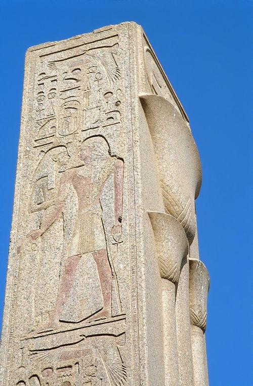 Na 6. pylonu Thutmose III. s nápisy vztahujícími se k bitvě u Megidda se rozprostírá další komplex síní a kaplí, dvorů, soch.