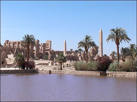 V JZ okrsku stojí dnes zničený chrám Chonsua založený Amenhotepem
