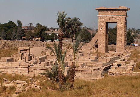 KARNAK, LUXOR: Mentův chrám The Temple of