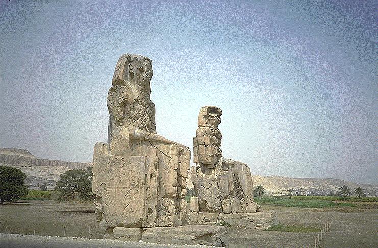 Memnonovy kolosy monumentální socha Amenhotepa III.