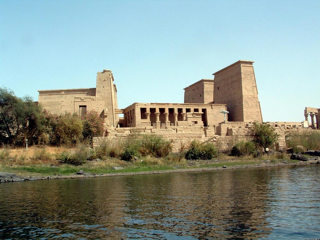 POZDNÍ OBDOBÍ Chrám bohyně Eséty ve Philae Překrásný Esetin chrám ležící na ostrůvku v jezeře malé Asuánské přehrady, dostavěný do dnešní podoby v Ptolemaiovské době, kdy Eset, neboli Isis, byla