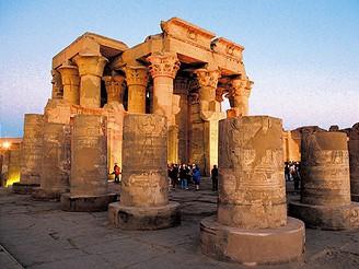 Chrám Kóm Ombo Chrám Kom Ombo je staroegyptským chrámovým komplexem nalézajícím se na východním břehu Nilu v Horním Egyptě. Chrám se nachází zhruba 3,5 km jihozápadně od města Kom Ombo.