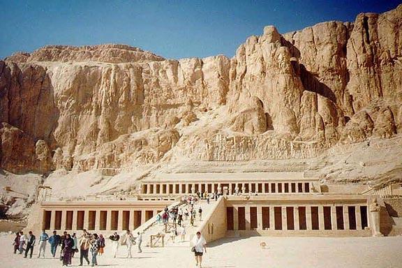 Chrám královny Hatšepsut Dér el-bahrí 1480 BC, Nová říše, Egypt Celý areál se nachází