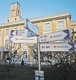 Když ale dotyčný na operaci trval,profesor Thomayer s ironií sobě vlastní ukázal směrem kchirurgickému oddělení aprohlásil: Pokud chcete umřít, jděte tam!