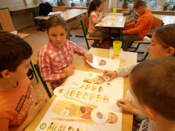 Na závěr si sami připravili zdravou svačinku, kterou s chutí ochutnali. Program Zdravé pětky měl u ţáků velký úspěch.