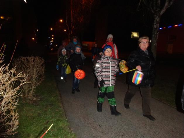 ADVENT VE ŠKOLE V období adventu pořádala naše škola tradiční vánoční prodejní výstavu.