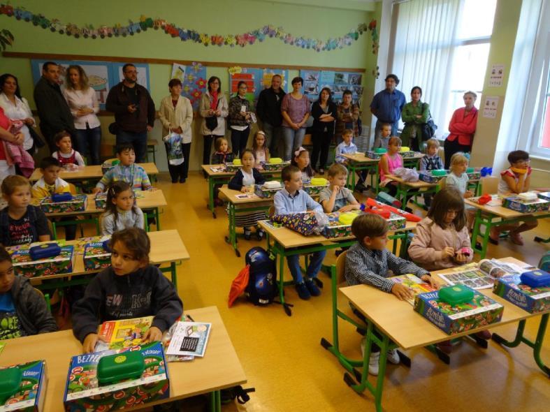 Od města ţáčci obdrţeli drobné upomínkové předměty a od SPOZ pomůcky do školy.