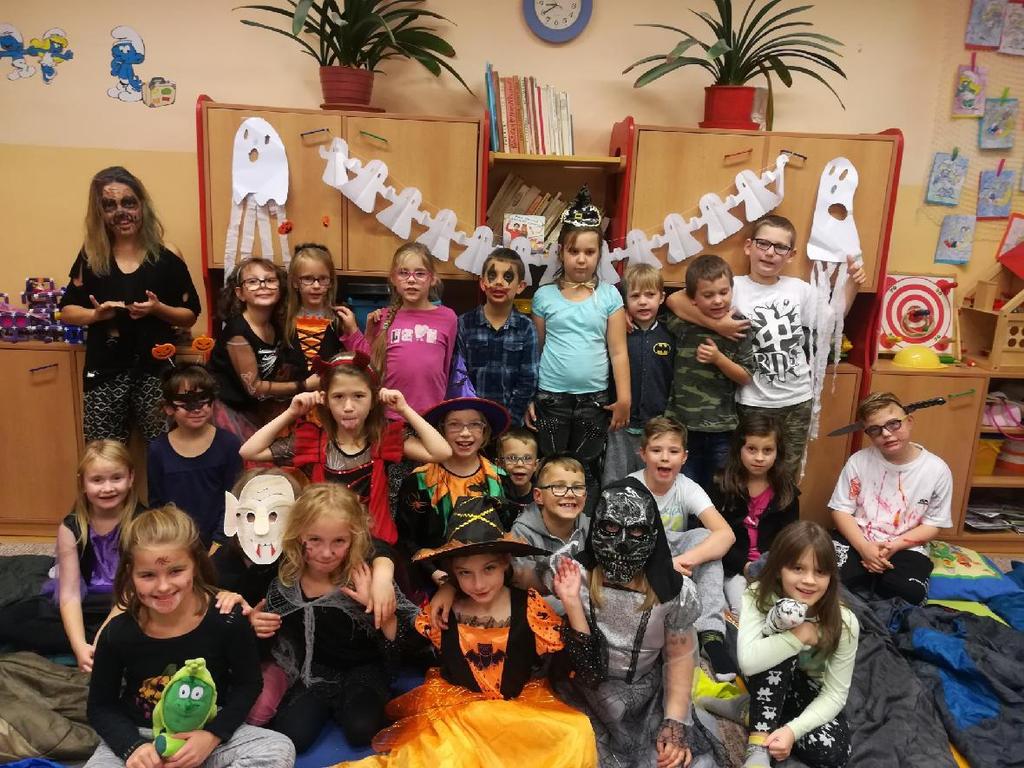 HALLOWEENSKÁ NOC Ve čtvrtek 2. 11. 2017 se konala ve školní druţině v 2. oddělení Halloweenská noc. V 18:00 hodin čekalo před druţinou takových strašidel s rodiči, ţe se to nedalo ani spočítat.