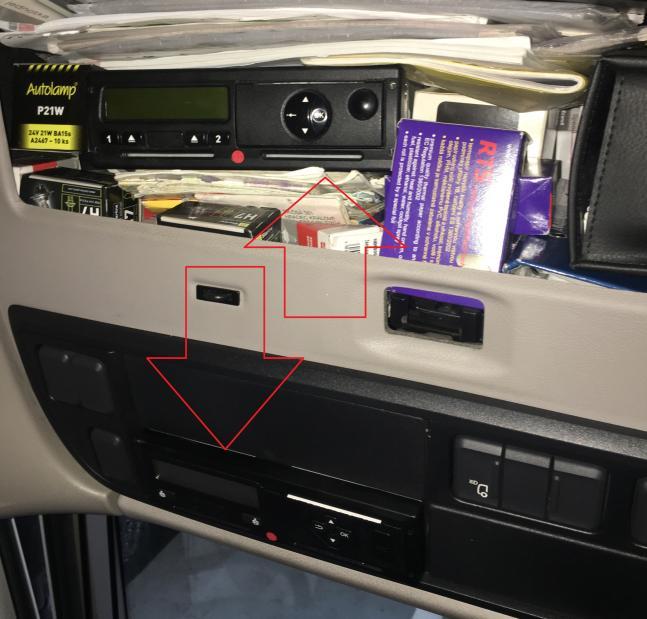 Obrázek č. 77 - Dvě záznamová zařízení ve vozidle (autor) V praxi je možné se setkat i se sofistikovanějším řešením, kdy zapojení dvou tachografů a dvou snímačů je stejné jako v případě popsaném výše.