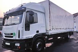 990 kg, kabina s lůžkem, zadní měchy, tažné zařízení, skříň: