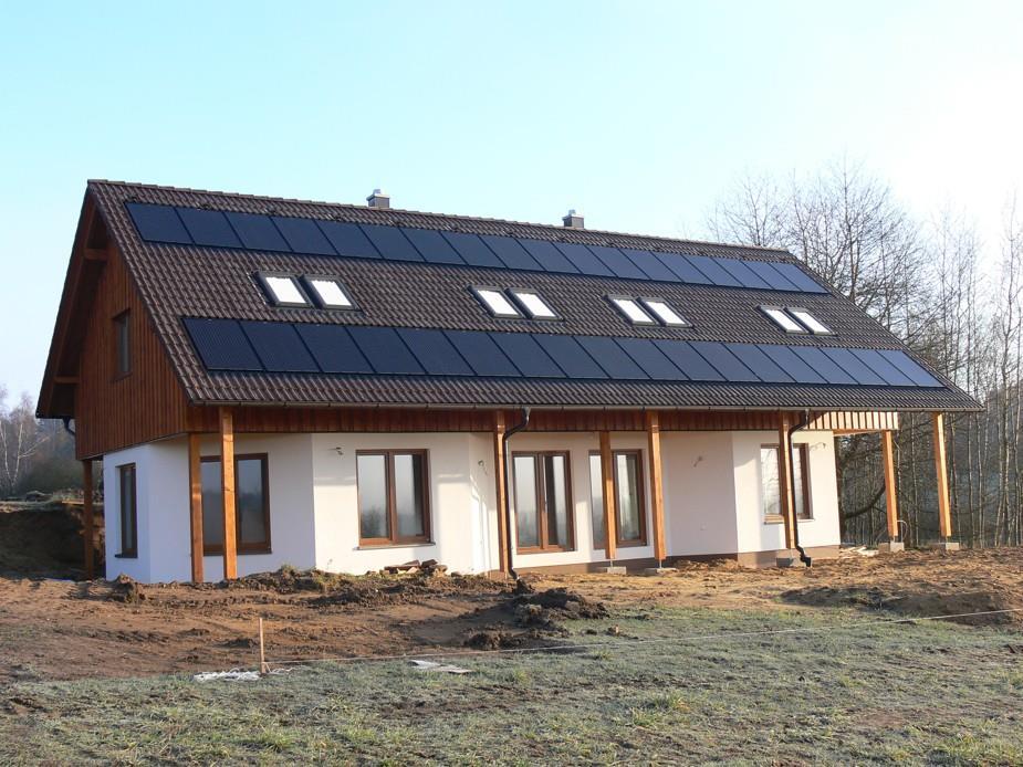 Fotovoltaické pole ostrovního systému tvoří 36 panelů o celkovém nominálním výkonu 9,9 kwp. Koncepce dvou nezávislých měničů Spolehlivost zajišťuje dvojice navzájem nezávislých měničů.