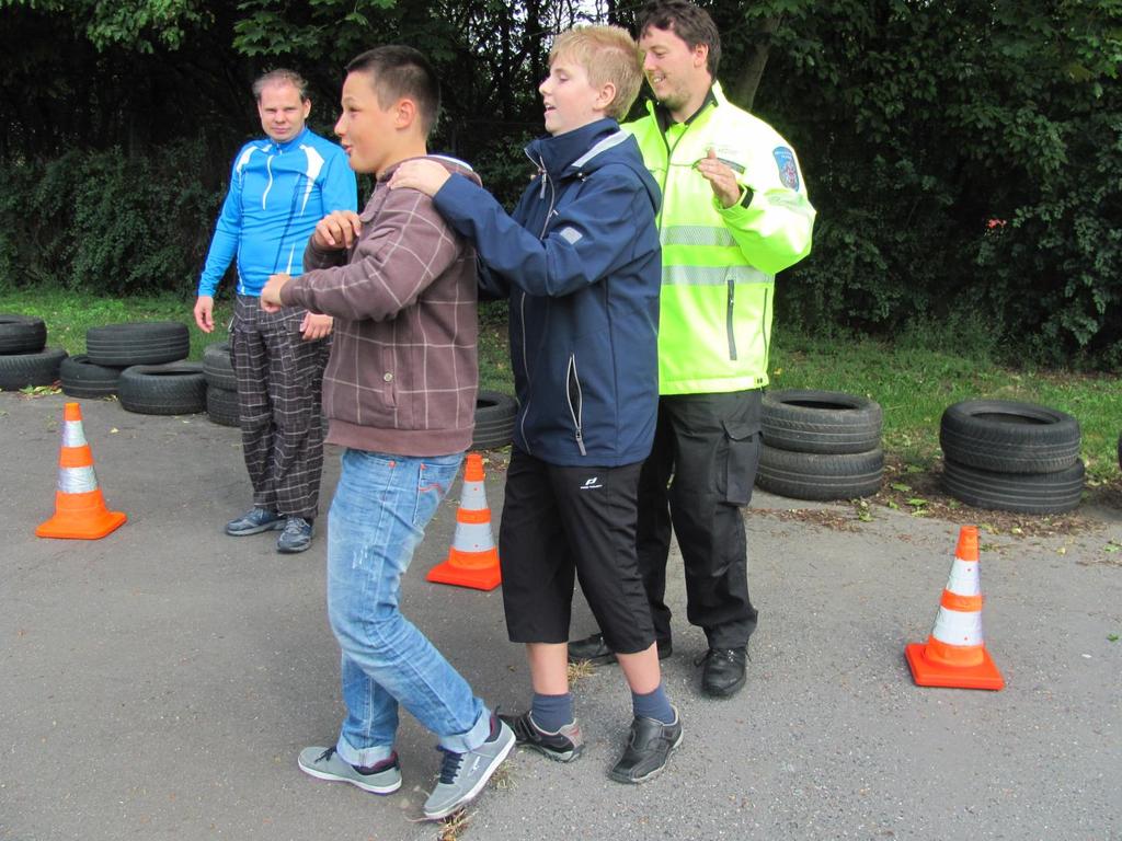 Když jsme vyšli ze školy, nasedli jsme do policejního auta a policajti nás odvezli na dopravní hřiště. Nejprve jsme šli do učebny a tam nám povídali, jak se správně chovat na ulici.