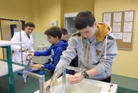 Den otevřených dveří s chemií V lednu 2017 jsme jako každoročně pořádali v rámci dne otevřených dveří na našem gymnáziu efektní pokusy s chemickou tematikou s vysvětlením pro veřejnost, dále