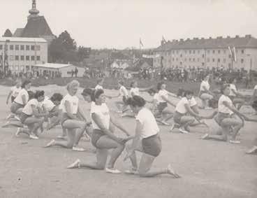 Martin Hermann předseda oddílu karate Na druhé je momentka z průvodu. Identifikovatelná je budova bývalé Fruty. Pomůže někdo s tím, kdo všechno je rozpoznatelný na snímku, a o jakou akci šlo?
