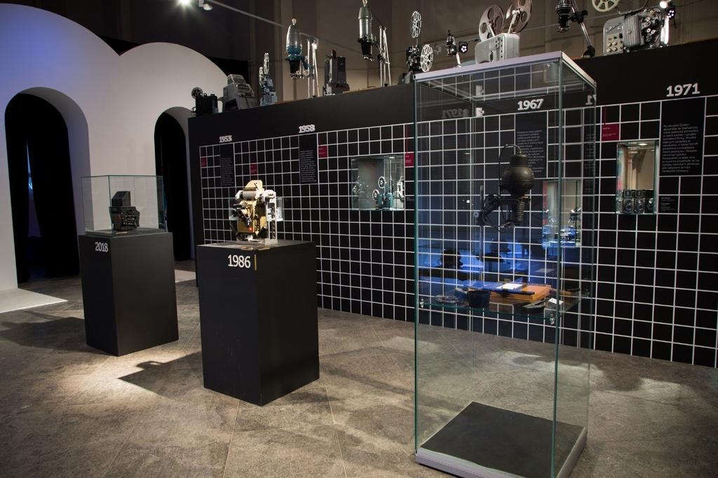 63. Zadní část expozice vitrína pro