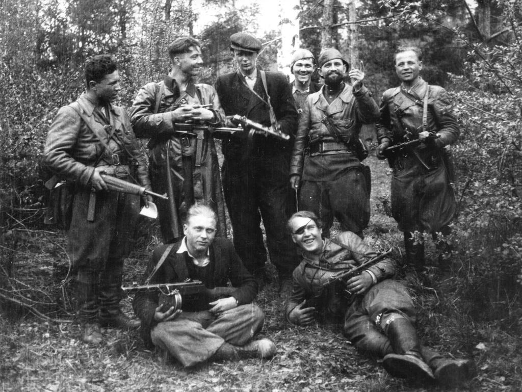 Obrázek 1: Partyzáni ze štábu brigády. První zleva stojí Vasilij Nastěnko, dále Petr Moskalenko, čtvrtý velitel D. J. Muzin a vedle něj Fjodor Zimin, v leže s páskou přes oko Genadij Grečin.