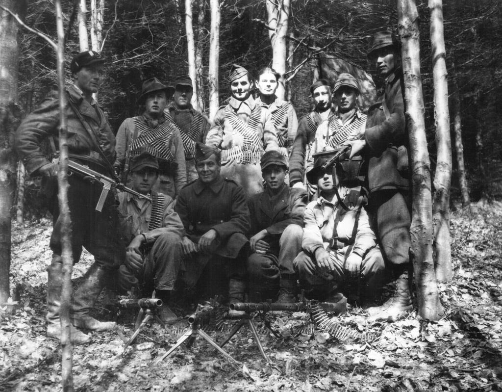 Obrázek 5: Skupina Belgičanů s velitelem Vladimírem Krajčíkem (stojící úplně vlevo). Vedle něj partyzán Franc Weestels, s kloboukem na hlavě, který padl v březnu 1945 na pasece Bílová.