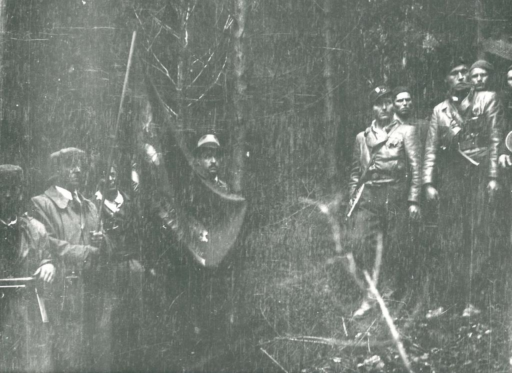 Obrázek 8: Předávání praporu brigádě. Vladimír Krajčík Jerry stojí vpravo v první řadě jako druhý zprava. Vedení 1.