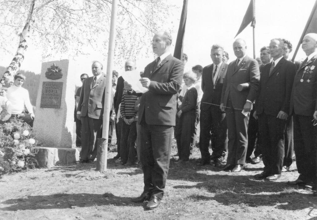 Obrázek 11: Slavnostní odhalení pomníku partyzánovi Ctiboru Čermákovi 10. května 1970. Vladimír Krajčík pravděpodobně druhý zprava. Vpravo od pomníku stojí D. J. Murzin.