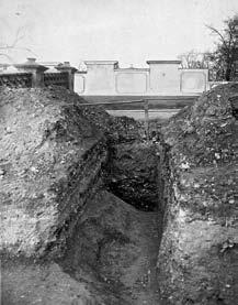 Praha 2-Vy ehrad, kûly na dnû pfiíkopu v severní sondû z roku 1931 pfied Sv. Vavfiincem. (Archiv Archeologického ústavu AV âr, Praha, v. v. i.) Obr. 8.