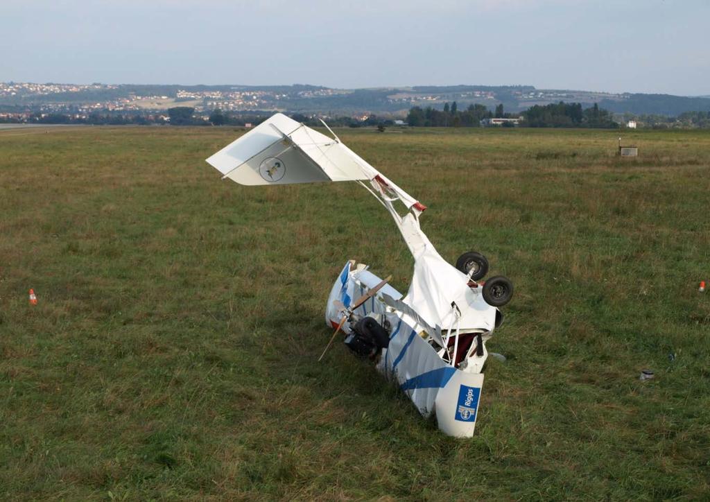 vnější poškození. Dále na základě těchto ohledání lze usuzovat, že motor v době nárazu letounu do země pracoval. Na místě LN byl zjištěn benzín v palivové soustavě.