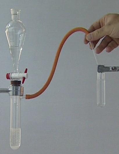 vlastnosti: molekula oxidu siřičitého je díky