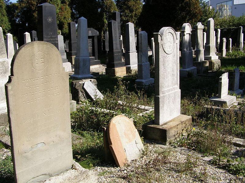 Hřbitov s hřbitovní budovou byl vybudován na okraji Frýdku při tehdejší císařské