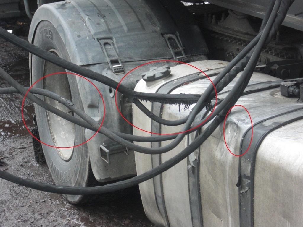Obrázek 27 - Mechanické porušení tlakových hadic. Zjištění: Porušení textilního opletu a mechanické porušení tlakové hadice až na ocelový plášť.