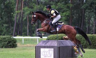 zdolává náročnou terénní zkoušku cross-country a absolvuje parkur.