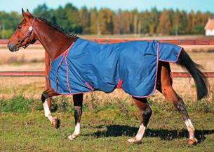 8550-125 cm 8551-135 cm 8552-145 cm 8557-155 cm cm Odpocovací deky z měkkého a hřejivého fleece materiálu jsou lehké, prodyšné a velmi dobře odvádí pot z těla koně, zejména po práci a napomáhají tak