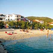 V samotné Poljici jsou pouze dvě restaurace a kiosek s pečivem. Větší města poblíž jsou Primošten a Trogir.