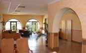 Vybavení hotelu: výtah, kavárna, noční bar, restaurace, kongresová místnost, dětský koutek, plavecký bazén.