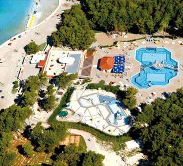 HOLIDAY RESORT **** Poloha a pláž: v borovém lese, blízko střediska Zaton, v blízkosti pozvolných oblázkových pláží. Komfortní areál, ideální pro rodinnou dovolenou.