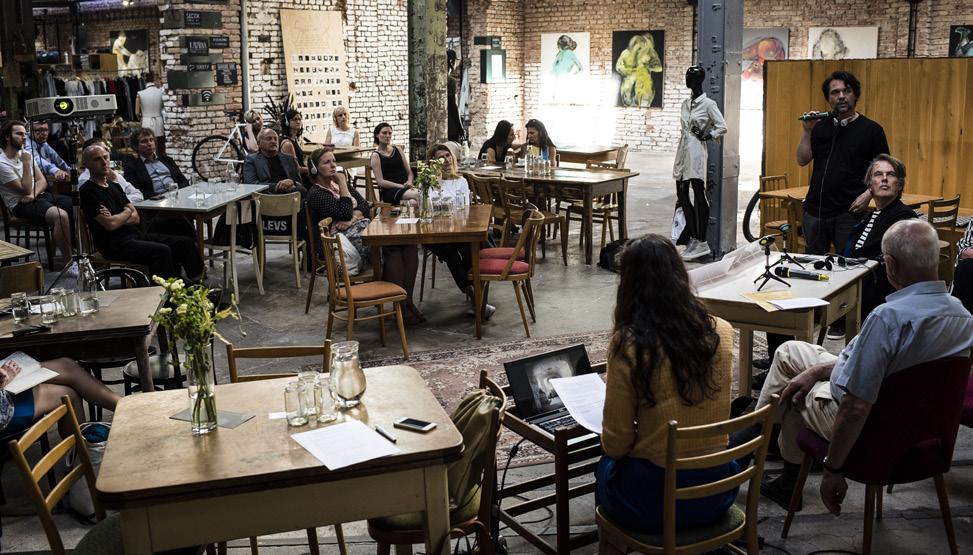 Foto Jan Hrdý MĚSTO PRO ŽIVOT ÚVAHY O SOUČASNÉM URBANISMU Před nominačním večerem druhého ročníku České ceny za architekturu se v prostorách kavárny Vnitroblock v pražských Holešovicích uskutečnila
